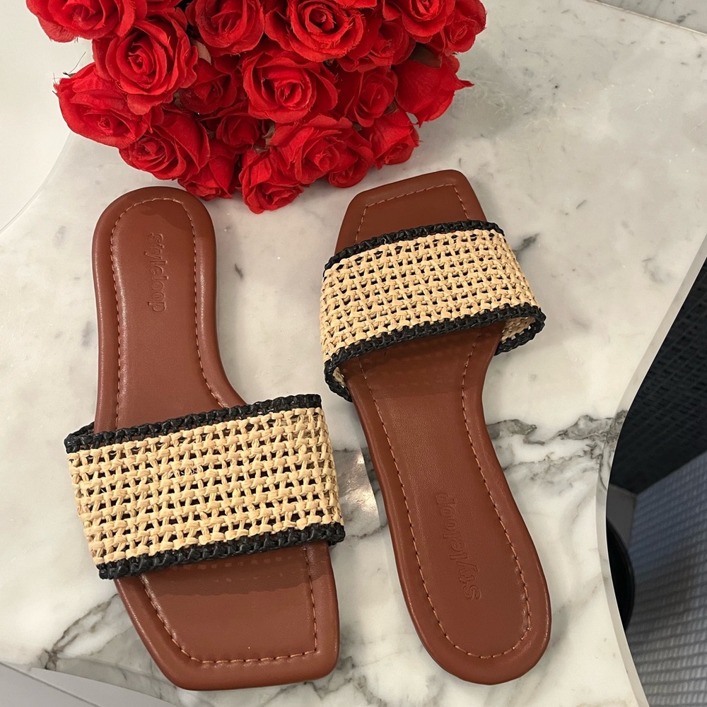 Raffia weaved straw sandals
